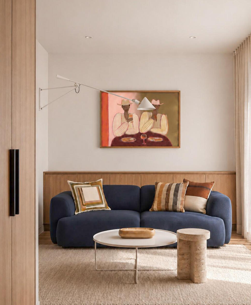 Sala de estar onde a madeira, os tons quentes criam um ambiente acolhedor e contemporâneo.